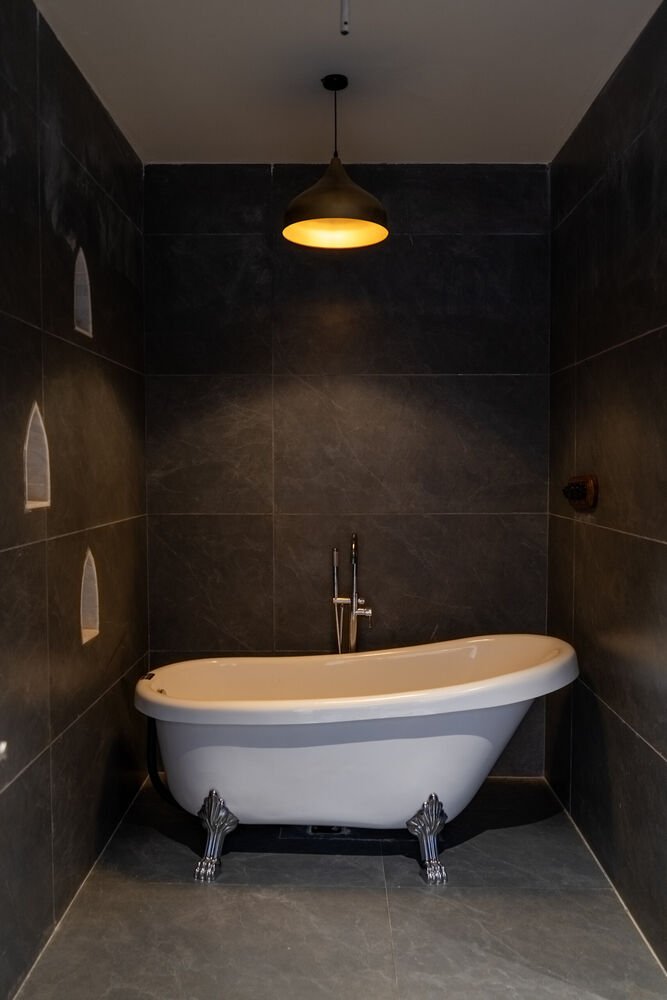 The tub, from the bedroom side